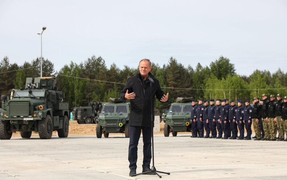 Premier Donald Tusk podczas wypowiedzi dla mediów w Wojskowym Zgrupowaniu Zadaniowym Podlasie w Kara