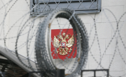 Rosyjskie godło na budynku ambasady Rosji w Kijowie