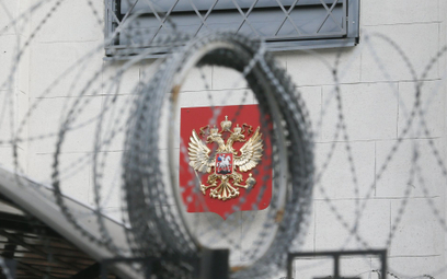 Rosyjskie godło na budynku ambasady Rosji w Kijowie