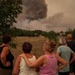 Ludzie obserwują pożar na terenie Deliblatskiej Peszczary w Serbii