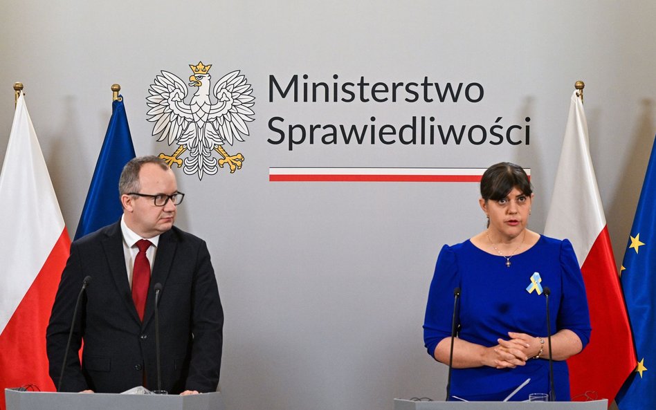 Minister sprawiedliwości, prokurator generalny Adam Bodnar (L) i europejska prokurator generalna Lau