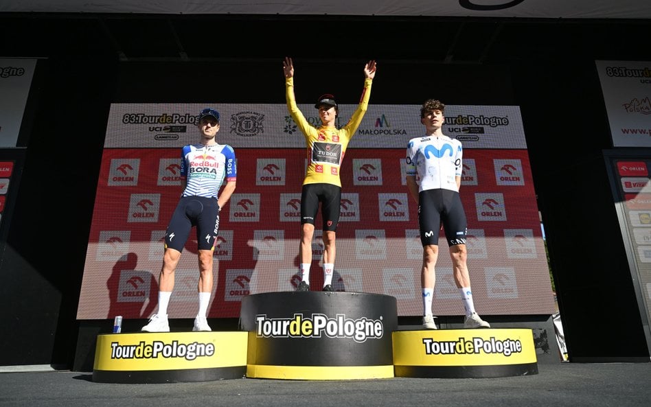 Kolarze na podium. Niemiec Marco Brenner (w środku) z Tudor Pro Cycling Team został zwycięzcą wyścig