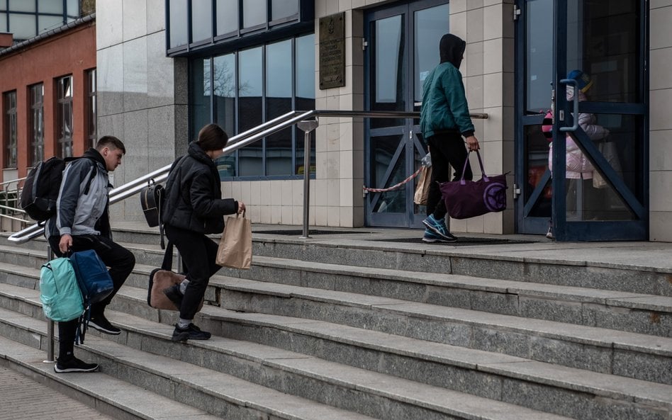 Koniec z bezpłatnym mieszkaniem i wyżywieniem dla uchodźców z Ukrainy w Polsce