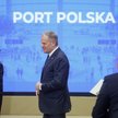 Premier Donald Tusk (C) oraz minister infrastruktury Dariusz Klimczak (P) podczas spotkania "Lotnisk