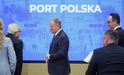 Premier Donald Tusk (C) oraz minister infrastruktury Dariusz Klimczak (P) podczas spotkania "Lotnisk