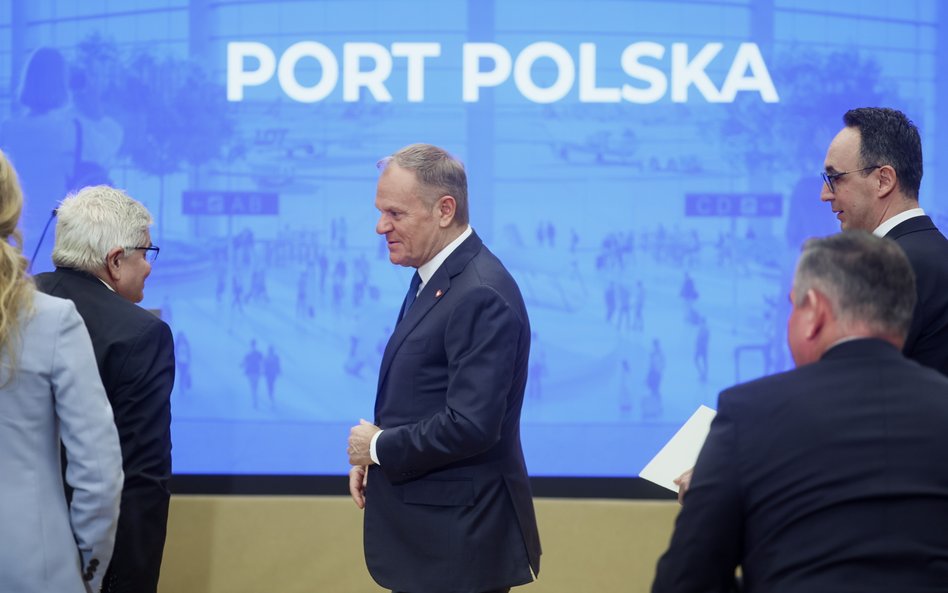 Premier Donald Tusk (C) oraz minister infrastruktury Dariusz Klimczak (P) podczas spotkania "Lotnisk