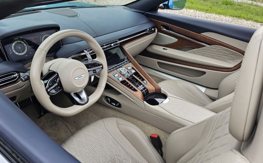 Aston Martin DB12 Volante