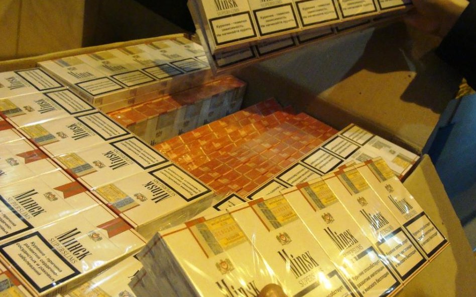 Przemyt niemal 240 tys. paczek papierosów wartych ok. 3 mln zł zatrzymali lubelscy celnicy.