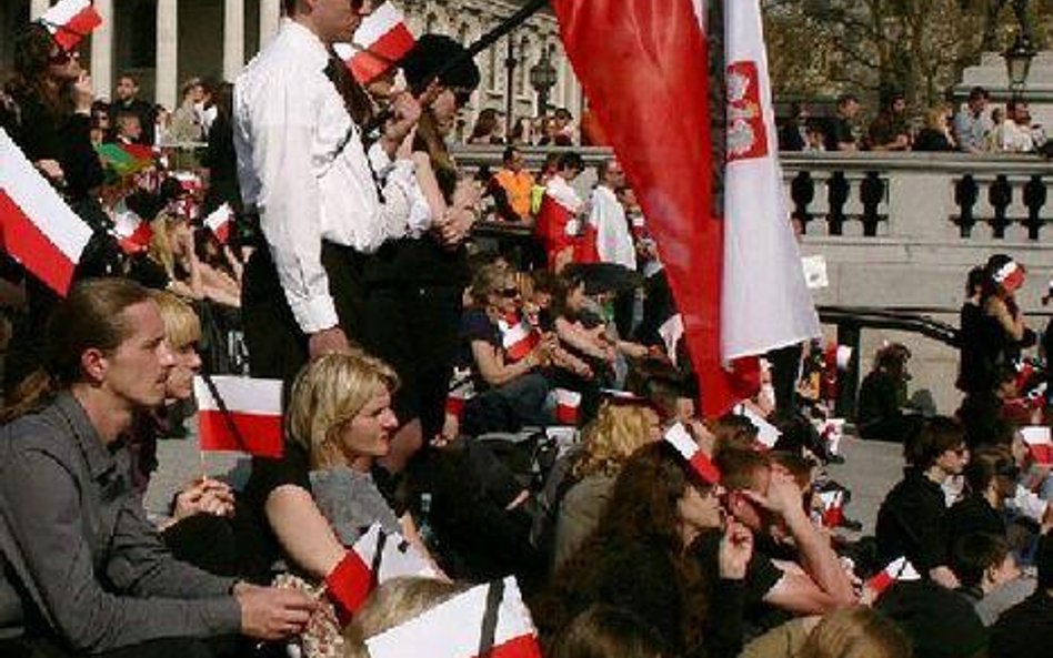 17 kwietnia 2010 roku Polacy oglądali na Trafalgar Square transmisję pogrzebu Lecha i Marii Kaczyńsk