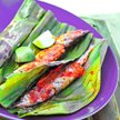 Otak otak z gotowanej lub grillowanej ryby zmieszanej z ryżem (nie smażonym!) zawinięte w liście ban