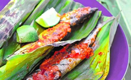 Otak otak z gotowanej lub grillowanej ryby zmieszanej z ryżem (nie smażonym!) zawinięte w liście ban
