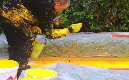 Leon Tarasewicz przygotowuje specjalną instalację w wirydarzu Muzeum Architektury.