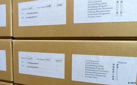 Dokumenty z archiwum wymagały odkwaszenia. To bardzo kosztowne przedsięwzięcie. Całość archiwum podz