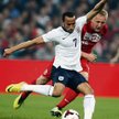 Andros Townsend w meczu z Polską na Wembley. Z tyłu Kamil Glik.