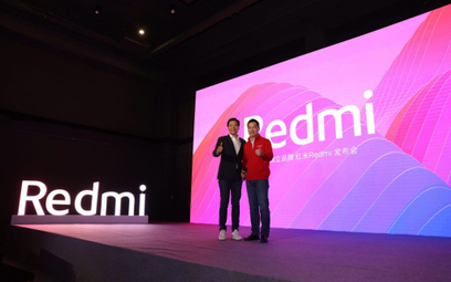 Lu Weibing (z prawej) pokieruje marką Redmi. Lei Jun, twórca Xiaomi (z lewej), liczy na sukces noweg
