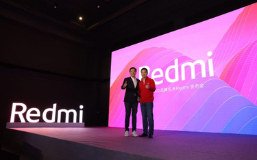 Lu Weibing (z prawej) pokieruje marką Redmi. Lei Jun, twórca Xiaomi (z lewej), liczy na sukces noweg