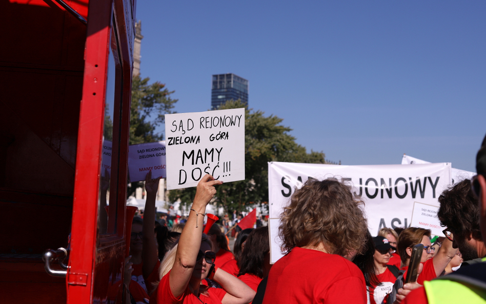 Protest pracowników sądów i prokuratury w Warszawie, 10 września 2021 roku