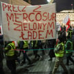 Polscy politycy zamknięci na koncercie w Teatrze Wielkim i manifestujący pod nim rolnicy mają podobn