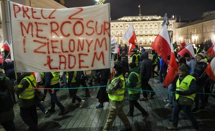 Polscy politycy zamknięci na koncercie w Teatrze Wielkim i manifestujący pod nim rolnicy mają podobn