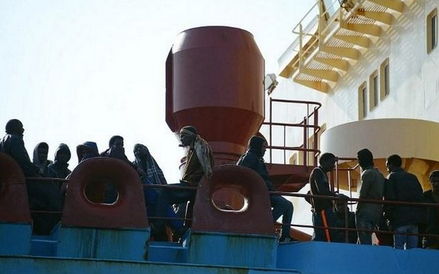 18 kwietnia - w katastrofie kutra w Cieśninie Sycylijskiej zginęły co najmniej 24 osoby, a 700-900 u