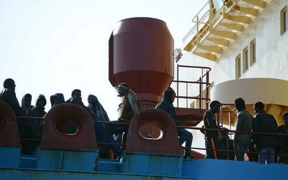 18 kwietnia - w katastrofie kutra w Cieśninie Sycylijskiej zginęły co najmniej 24 osoby, a 700-900 u