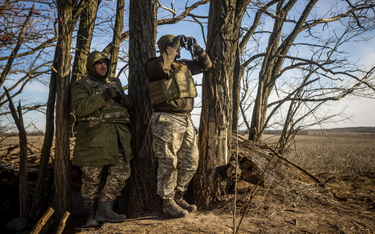 Ukraińscy żołnierze obserwują pozycje wojsk rosyjskich na linii frontu na wschodzie Ukrainy