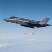 Wielozadaniowy samolot bojowy F-35A zrzuca makietę bomby B61-12 podczas testów integracji tego uzbro