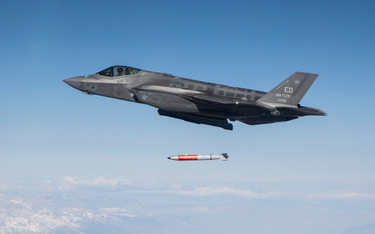 Wielozadaniowy samolot bojowy F-35A zrzuca makietę bomby B61-12 podczas testów integracji tego uzbro