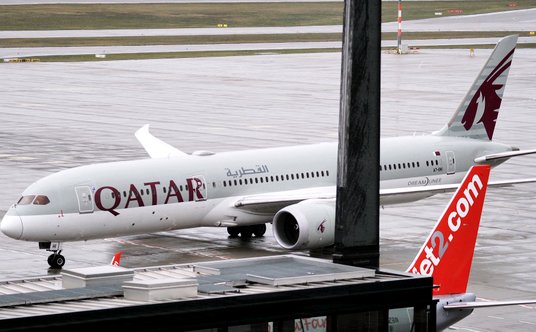 Samolot Qatar Airways kołuje na lotnisku BER w Berlinie
