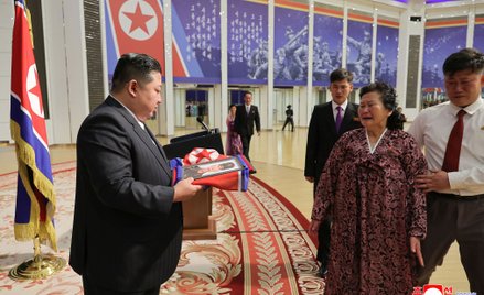 Rodziny poległych żołnierzy otrzymały ich portrety owinięte we flagi Korei Północnej