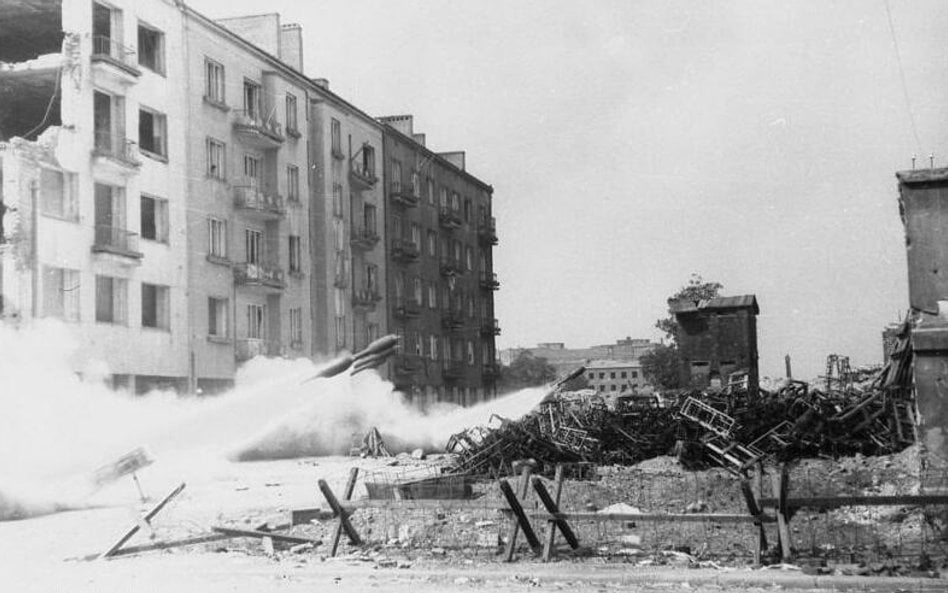 Ostrzał powstańczych pozycji. Róg ulic Żelaznej i Żytniej na Woli