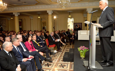 Przemowa europosła Jerzego Buzka (P) podczas międzynarodowej konferencji rolniczej w Jasionce