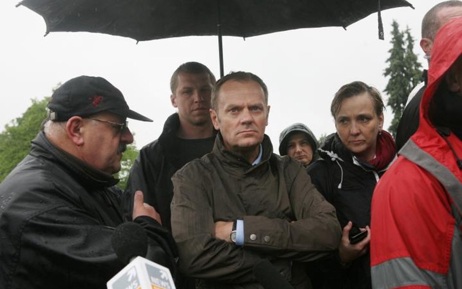 Premier Donald Tusk w zalanej Małopolsce