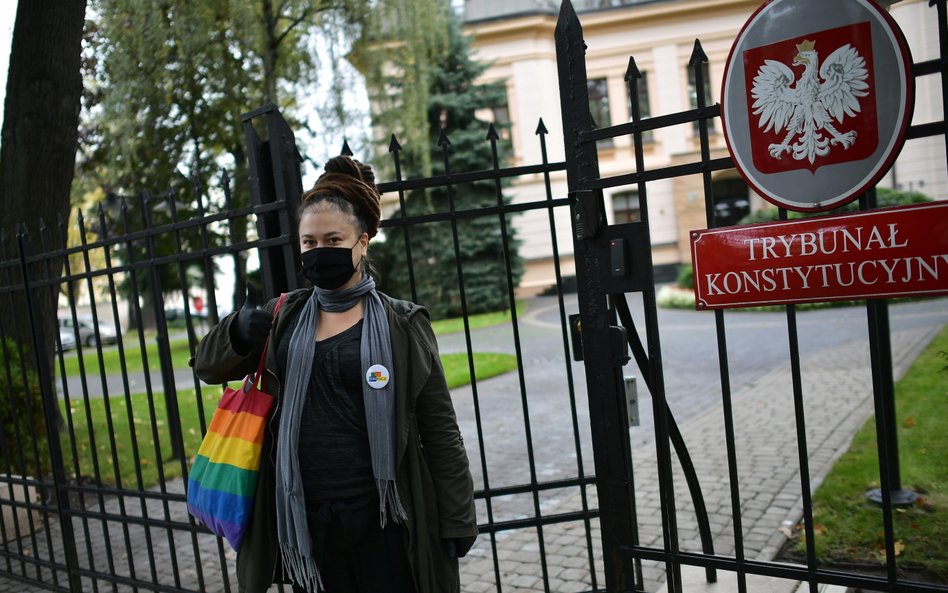 Przedstawicielka Akcji Demokracji podczas demonstracji przed siedzibą Trybunału Konstytucyjnego