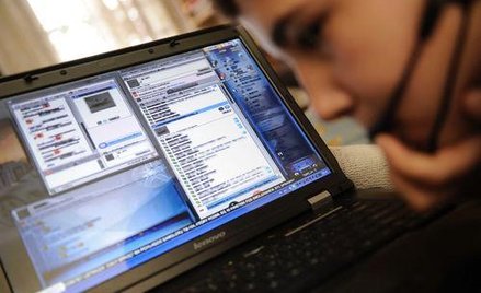 Szkoły poprowadzą obowiązkowe zajęcia w sieci