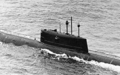 Atomowy okręt podwodny Komsomolec sfotografowany przez amerykański samolot patrolowy w 1986 r. Fot. 