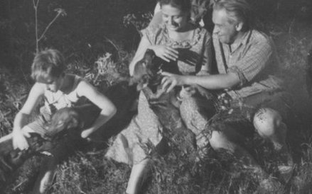 Konstanty Gałczyński z żoną Natalią, córką Kirą i Włodzimierzem Zagórskim w Praniu.