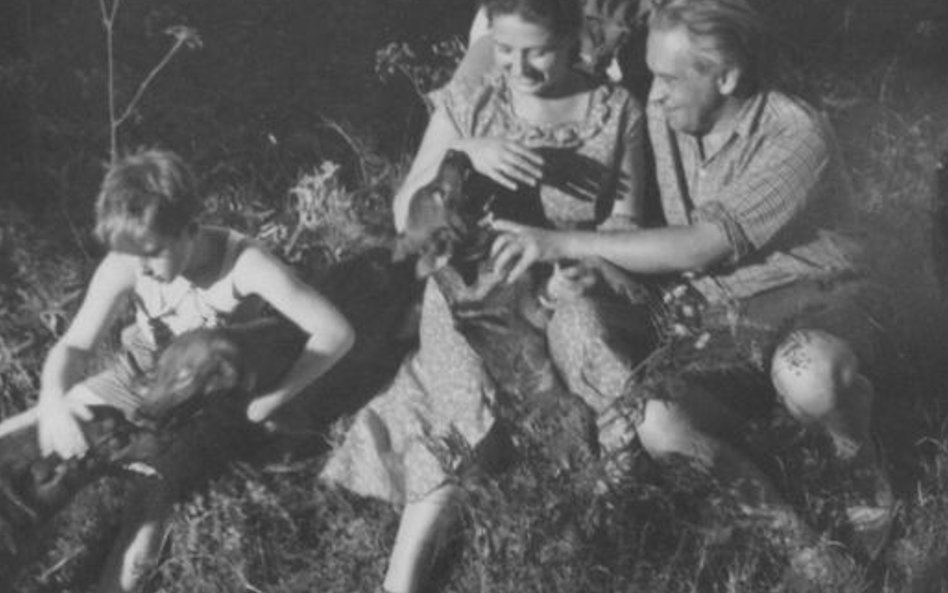 Konstanty Gałczyński z żoną Natalią, córką Kirą i Włodzimierzem Zagórskim w Praniu.