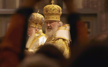 Patriarcha Konstantynopola Bartłomiej I (z lewej) i patriarcha Rosji Cyryl w soborze &#346;w. Izaaka