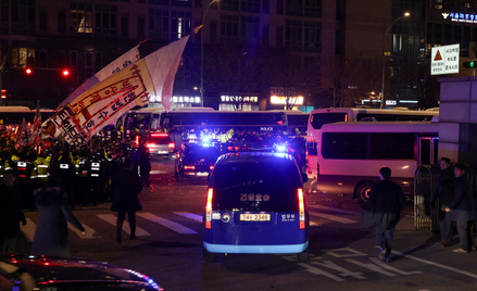 Policja przed budynkiem sądu, w którym rozpatrywano  przedłużenie aresztu wobec prezydenta Yoon Suk-