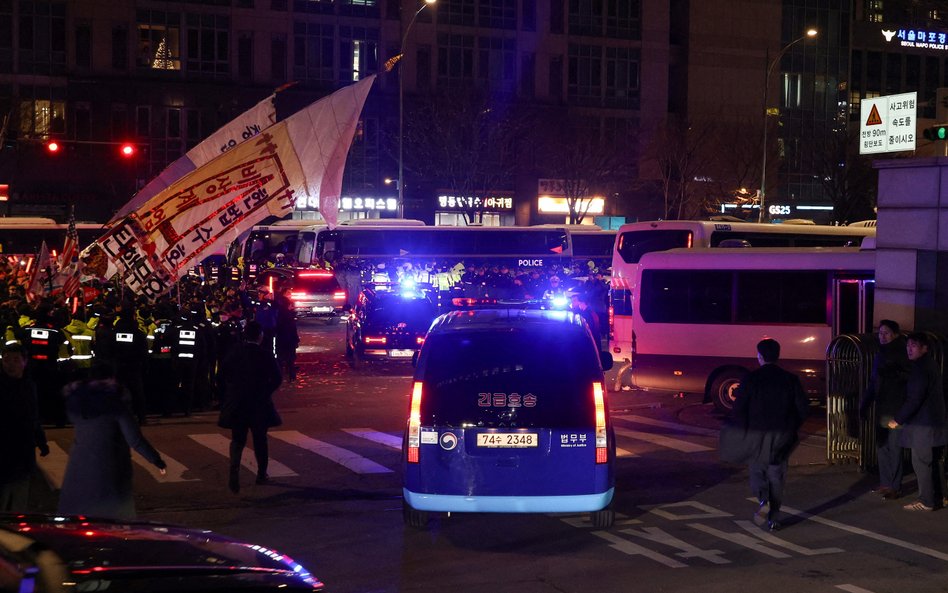 Policja przed budynkiem sądu, w którym rozpatrywano  przedłużenie aresztu wobec prezydenta Yoon Suk-