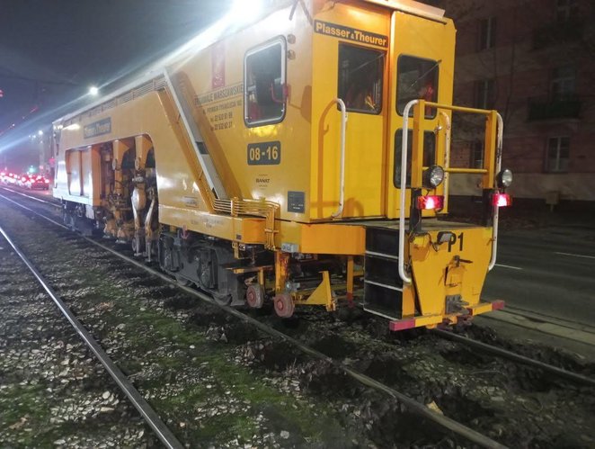 Na miejscu awarii wykorzystano specjalistyczną maszynę Plasser, której zadaniem było podbicie torowi