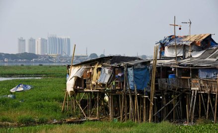 Slumsy na przedmieściach Dżakarty