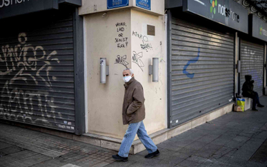 Mężczyzna w masce na ulicach Aten