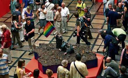 Fragment instalacji „Entropa” czeskiego artysty Davida Černy’ego, przedstawiający księży wbijających