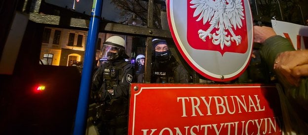Prezydent wezwał do opuszczenia terenu TK przez policję