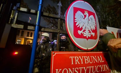 Prezydent wezwał do opuszczenia terenu TK przez policję