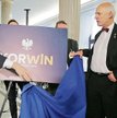 Janusz Korwin-Mikke zaprezentował w Sejmie logo swojej kampanii prezydenckiej, ale na znak partii ma