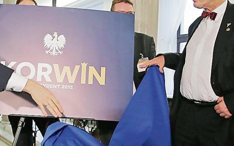 Janusz Korwin-Mikke zaprezentował w Sejmie logo swojej kampanii prezydenckiej, ale na znak partii ma