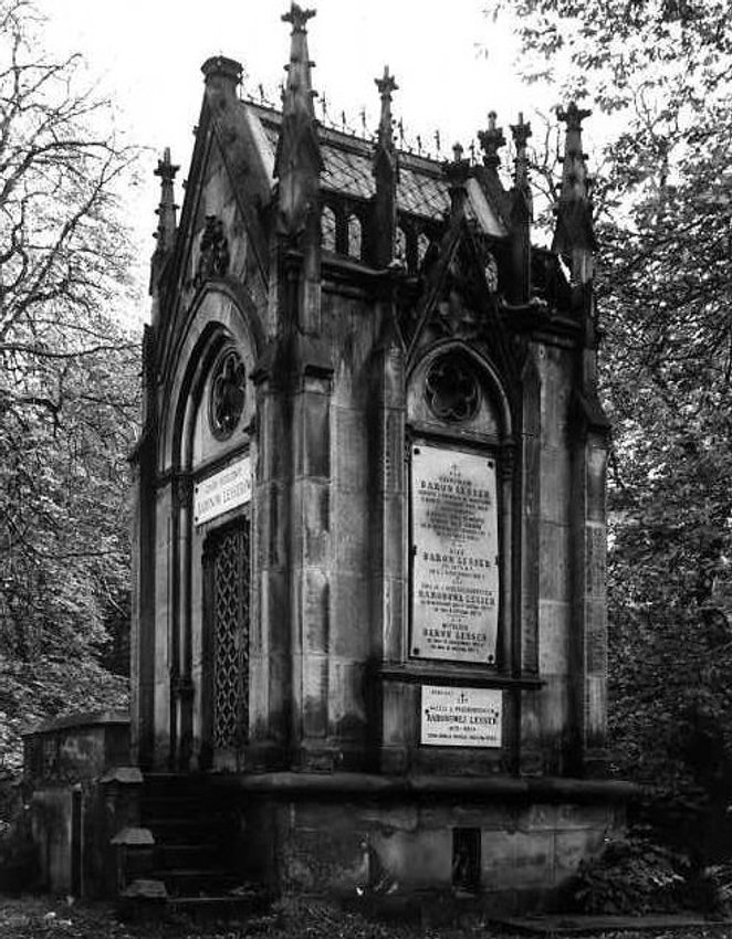 W Warszawie Dziekoński zbudował m.in. mauzoleum Lesserów na Powązkach – poświęcone w 1891 roku